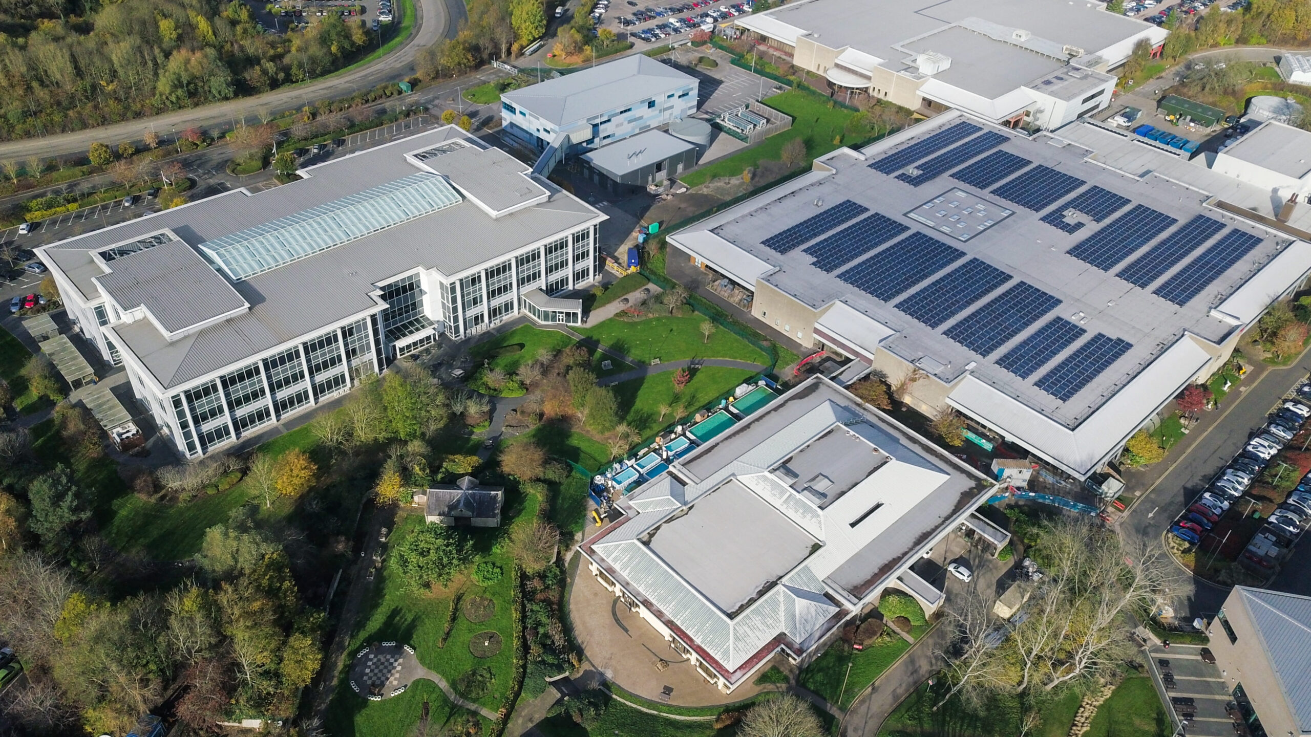 edificio industrial con placas solares destinadas a empresas