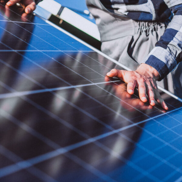 hombre tocando placas solares